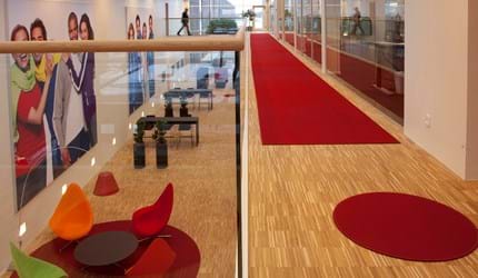 Røde filttæpper lagt på trægulv